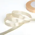 Cinta de raso crema con textura suave para proyectos de manualidades y envolver regalos - Mediano / Beige