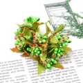Mazzo di bacche artificiali verde chiaro con floccaggio rosso e foglie verdi - Mazzo di Bacche Verde Tenero Floccato