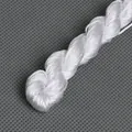 Macro-detail van wit gevlochten koord met fijne textuur voor het maken van DIY-sieraden - Wit