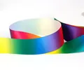 Regenbogen-Polyestersatinband für DIY-Ohrringe auf einer weißen Spulenrolle - Spez F / Regenbogen