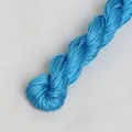 Helderblauwe gevlochten koord en kerngesponnen garen voor handgemaakte sieraden - Meerblauw