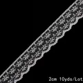 Ruban dentelle blanche fleurie 2cm pour bricolage, rouleau de 10 yards sur fond noir - Style Floral Festonné / Blanc