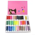 Naaigarenset met 39 spoelen in witte trays en roze deksel met vrolijke stippen - Roze Gestipte Doos Assortiment
