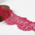 Fuchsia Wimpernspitze mit Blumenstickerei und Netzstruktur für DIY-Nähprojekte und Handwerk - Fuchsia