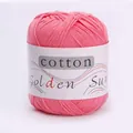 Rosafarbenes reines Baumwollstrickgarn für Babys von Golden Sun auf weißem Hintergrund - 1 Knäuel/Pack / Wassermelonenrot