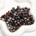Polierte braun-weiße marmorierte Glasperlen für DIY-Schmuck in einer weißen Schale - Eiskristall Rundperlen Stil / 8mm (30 Stk./Pack) / Schwarz Kaffee Mix