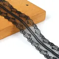 Εξαιρετική μαύρη δαντέλα 40mm με φλοράλ σχέδιο και κυματιστό τελείωμα για ραπτική DIY - Πρότυπο Ρολό / Μαύρο