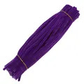 Gros plan sur des cure-pipes violets flexibles pour les loisirs créatifs et le bricolage - 5mm x 30cm / Violet