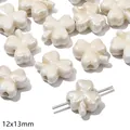 Crèmewitte klavervormige keramische kraal van 12x13mm met zachte parelglans afwerking - Klaver / 2 Stuks/Verpakking (12x13mm) / Lichtkoffie