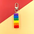 Detailaufnahme vom Regenbogen-Baustein-Schlüsselanhänger mit silbernem Karabiner - Regenbogen Patchwork Stil (3082-1)