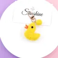 Details eines handgefertigten gelben Filz-Enten-Anhängers mit goldenem Verschluss auf Dekor - Kleine Ente