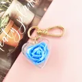 Himmelblaue ewige Rose im herzförmigen Schlüsselanhänger mit goldenem Verschluss - Blau