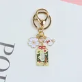 Vista ravvicinata del portachiavi omamori giapponese con coniglio e ciliegio dorato - A5041-2