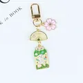 Detailansicht eines japanischen Schlüsselanhängers mit Kirschblüte Fächer und Talisman - Schutzstil(a5043-3)
