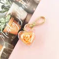 Kreativer herzförmiger Acryl-Schlüsselanhänger mit oranger Rose und goldener Schließe - Orange