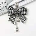Dettaglio portachiavi con fiocco pied de poule, orsetto d'argento e ciondoli a cuore - Stile Orso Cuore (a5074-1)