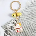Primo piano del portachiavi Maneki Neko dorato con campanelli e carattere Fu portafortuna - Design di Benedizione (a5089-1)