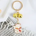 Dettaglio portachiavi gatto della fortuna dorato con campanellini e incisione di pesce - Design di Abbondanza (a5089-4)