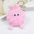 Detail van roze pluizige pluchen sleutelhanger met gebreide muts en gouden metalen clip - a5070-Roze / Roze