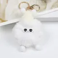 Detail van witte pluche pompon sleutelhanger met mini gebreide muts en zonnebril - a5070-Wit / Wit