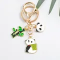 Detailansicht von niedlichen Panda- und Bambus-Anhängern mit goldenem Karabiner - Panda mit Rucksack Stil (5113-2)
