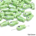 Groene keramische visvormige kralen 19x10mm voor DIY sieraden maken en armbanden - Double Sided Fish / 2 Stuks/Verpakking (19x10mm) / Groen