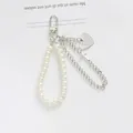 Dettaglio portachiavi a catena d'argento con perle e un ciondolo metallico a forma di cuore - Stile Cuore Croce Perla Inciso (5165-2)