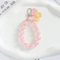 Dettaglio del ciondolo a farfalla rosa sfumato con perline dai riflessi iridescenti - Sfumato Rosa-Giallo (5164-1)