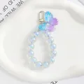 Dettaglio del ciondolo a farfalla con perline sfumate blu e chiusura a moschettone argento - Sfumato Blu-Viola (5164-3)