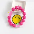 Nahaufnahme des Perlenarmbandes mit Anhängern in Form von Erdbeeren und Kronen aus Acryl - Magenta Große Perlen Krone Erdbeere Ornament (5170-1)