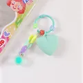 Dettaglio del portachiavi a cuore verde menta con catena colorata e perline smiley - Verde (8189-6)