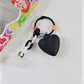 Dettaglio del ciondolo a cuore nero opaco con perline smiley colorate e catena in acrilico - Nero (8189-4)
