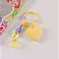 Dettaglio portachiavi a cuore colorato con ciondolo giallo opaco e catena multicolore - Giallo (8189-3)