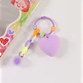Dettaglio portachiavi a cuore con catene colorate e perline a forma di smile su base bianca - Viola (8189-2)