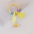 Dettaglio portachiavi a cuore giallo con catena acrilica, lettere e campanellino - Giallo