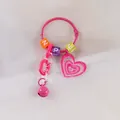Dettaglio portachiavi rosa a cuore con perline alfabetiche, catena e campanellino - Rosa Rosso