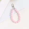 Dettaglio portachiavi con perle di acrilico rosa traslucido e chiusura a moschettone - Rosa