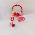 Dettaglio portachiavi a cuore rosso con perline alfabeto, campanelli e catena - Rosso