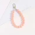 Dettaglio del portachiavi di perle acriliche rosa pesca con moschettone girevole argento - Rosa Corallo