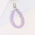 Dettaglio perline acriliche viola chiaro con moschettone in argento per portachiavi - Viola