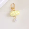 Dettaglio portachiavi a nuvola gialla cangiante con perla bianca e chiusura dorata - Giallo Acceso (5200-6)