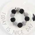 Detalle de llavero con pompones de peluche gris y negro con cuentas de metal plateado - Estilo Pompon Contraste Negro Gris (yc5213-黑+灰)