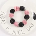 Detalle del llavero de pulsera con pompones rosa y negro con cuentas plateadas - Estilo Pompon Contraste Rosa Negro (yc5213-粉+黑)