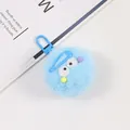 Détail d'un porte-clés en peluche bleue avec de grands yeux et une pince à cheveux - Bleu
