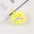 Gros plan sur un porte-clés pompon jaune en peluche avec yeux et accents colorés - Jaune