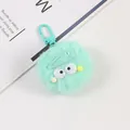 Gros plan d'un porte-clés en peluche vert menthe avec de grands yeux et une barrette - Bleu lac