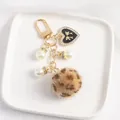 Détails du pendentif cœur, perles blanches et porte-clés à pompon imprimé léopard - Léopard Marron