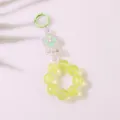 Dettaglio del portachiavi a quadrifoglio con perline gialle e ciondolo verde chiaro - verde-giallo