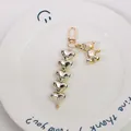 Nahaufnahme der herzförmigen Metall-Schlüsselanhänger mit einem goldenen Bärenanhänger - 3D Herz Perlen Bär (yc5239-1) / Gold (yc5239-1)