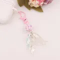 Detail eines rosa Mond-Schlüsselanhängers mit schillernden Blättern und Glitzerkugel-Anhänger - Rosa (yc5236-1)